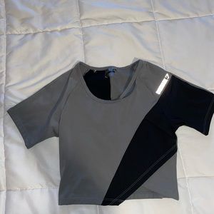 Gymshark cropped short sleeve top gray/black ( size small)